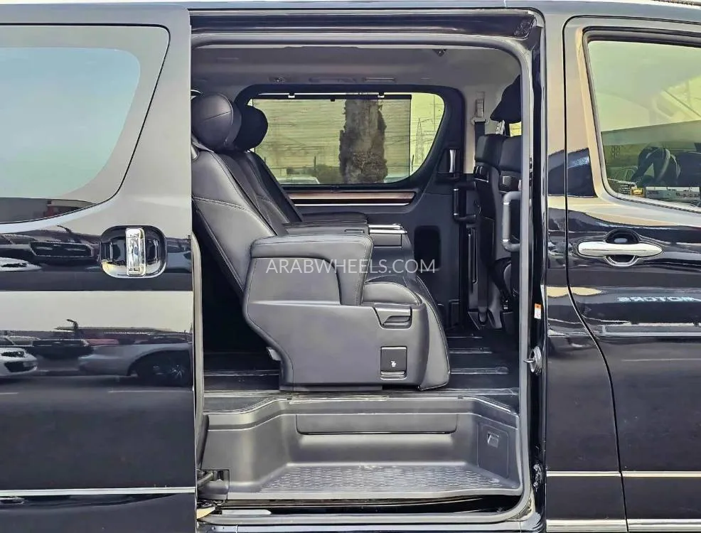 Toyota Granvia 2023 for Sale in Dubai Image-8