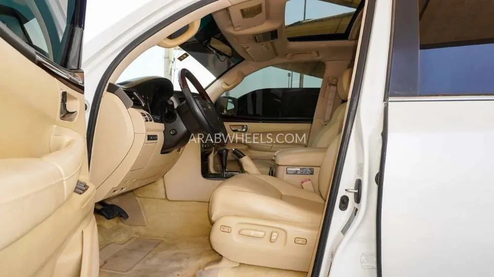 لكزس LX 2010 for Sale in الشارقة Image-6