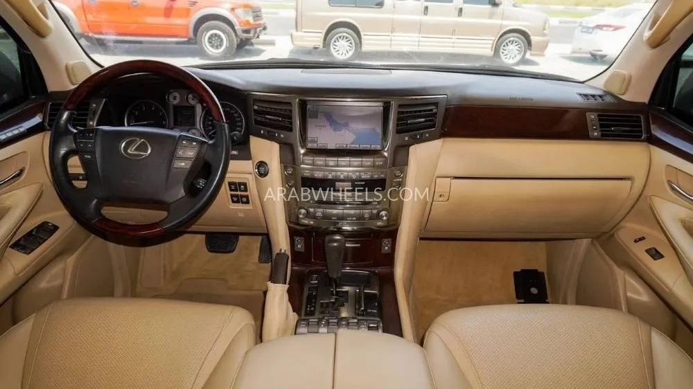 لكزس LX 2010 for Sale in الشارقة Image-9