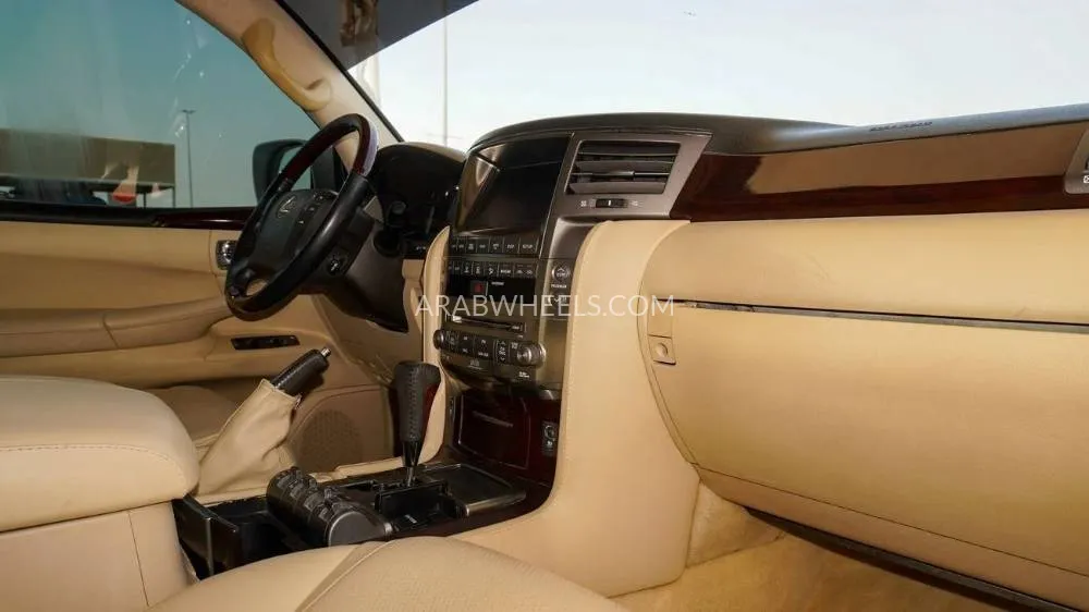 لكزس LX 2010 for Sale in الشارقة Image-13