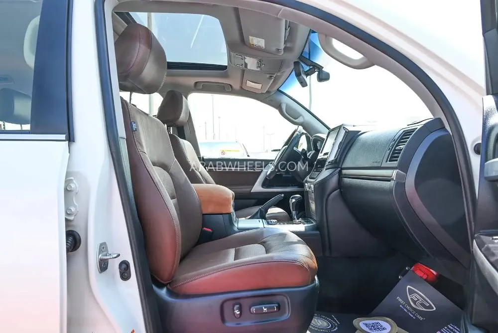 تويوتا لاند كروزر 2017 for Sale in الشارقة Image-13
