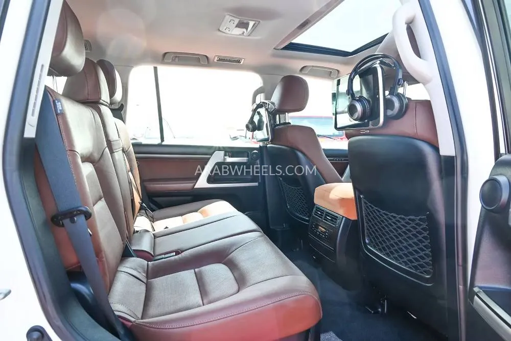 تويوتا لاند كروزر 2017 for Sale in الشارقة Image-14
