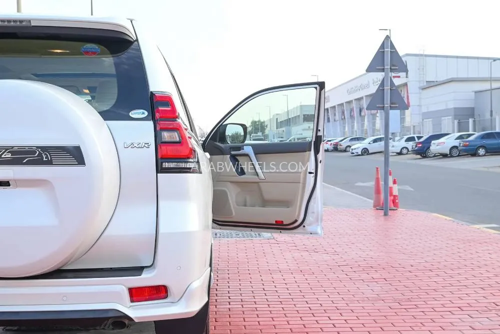 تويوتا لاند كروزر برادو 2022 for Sale in الشارقة Image-19