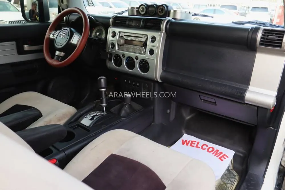 تويوتا إف جي كروزر 2010 for Sale in الشارقة Image-8