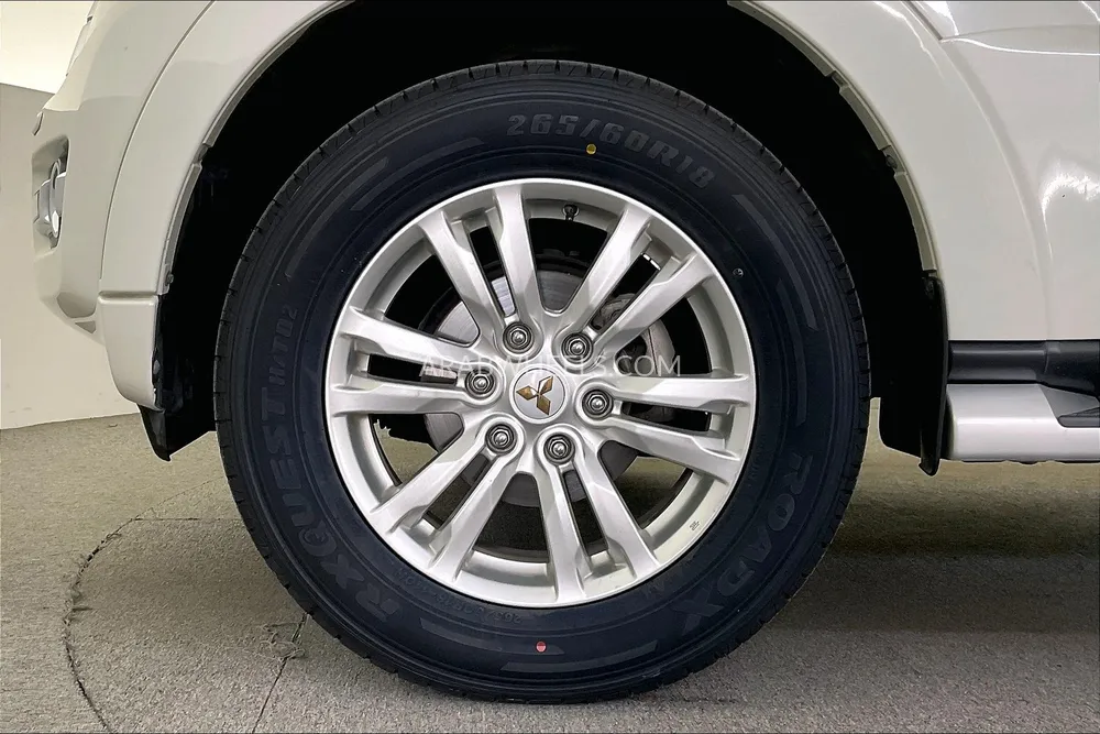 Mitsubishi Pajero 2018 for Sale in Sharjah Image-9