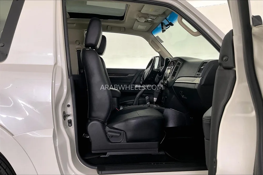 Mitsubishi Pajero 2018 for Sale in Sharjah Image-13