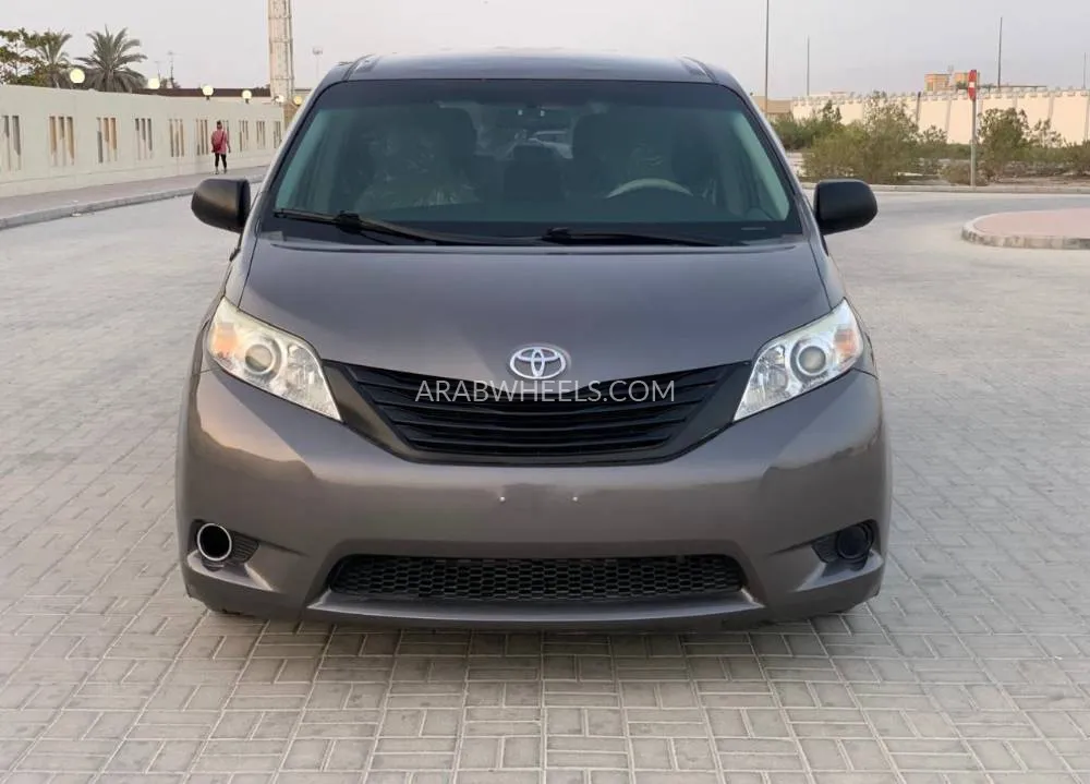 تويوتا سيينا 2013 for Sale in رأس الخيمة Image-2