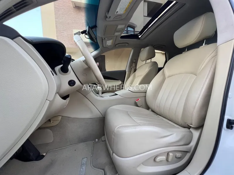 Infiniti QX50 2015 for Sale in Dubai Image-4