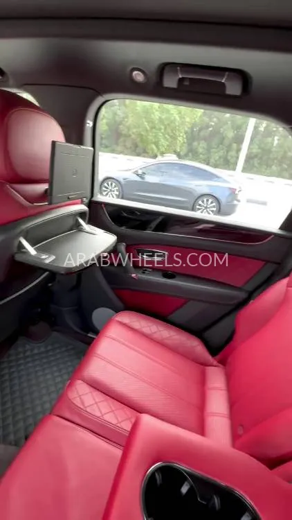 بينتلي بينتايجا 2018 for Sale in الشارقة Image-25