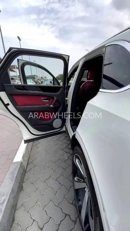 بينتلي بينتايجا 2018 for Sale in الشارقة Image-28