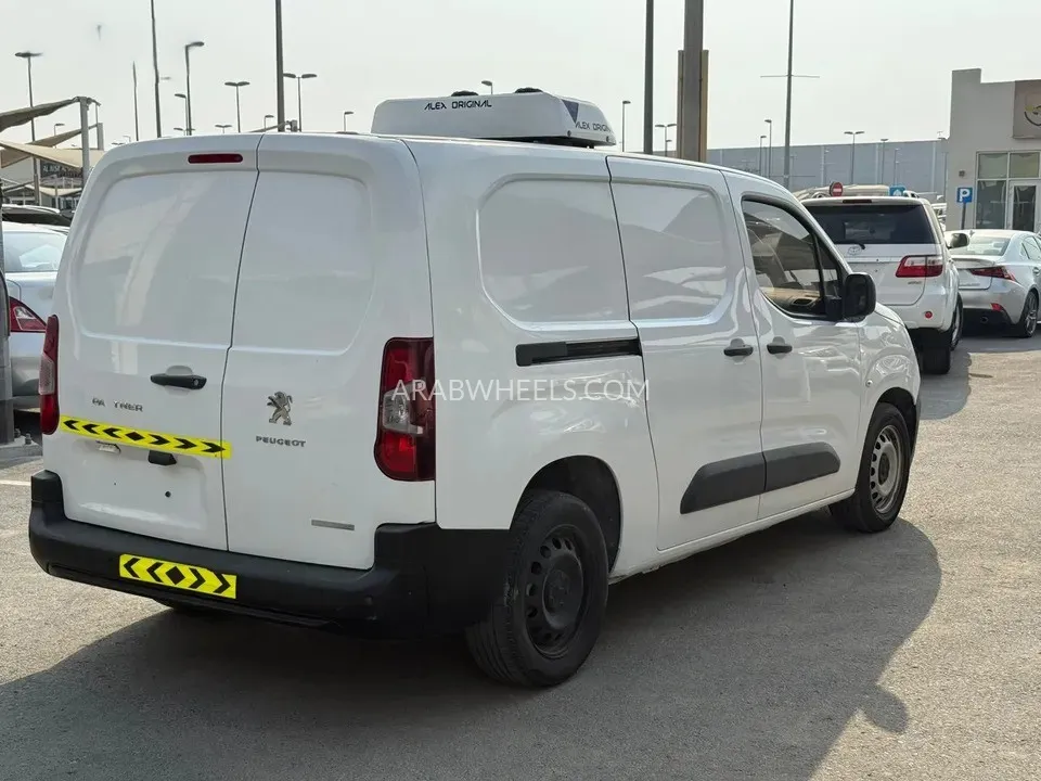 Peugeot Partner 2022 for Sale in Sharjah Image-4