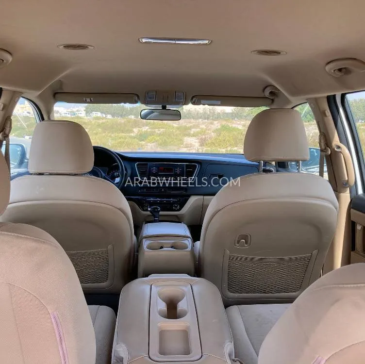 Kia Carnival 2016 for Sale in Sharjah Image-6