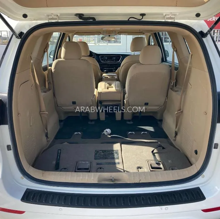 Kia Carnival 2016 for Sale in Sharjah Image-9