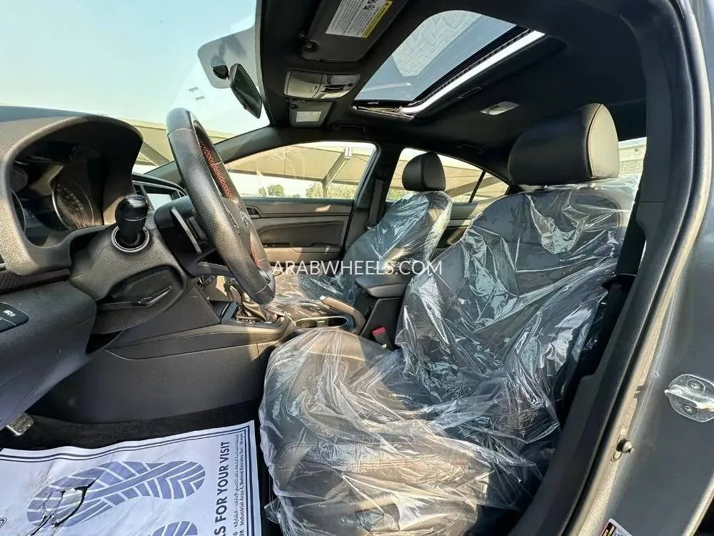 Hyundai Elantra 2018 for Sale in Sharjah Image-7