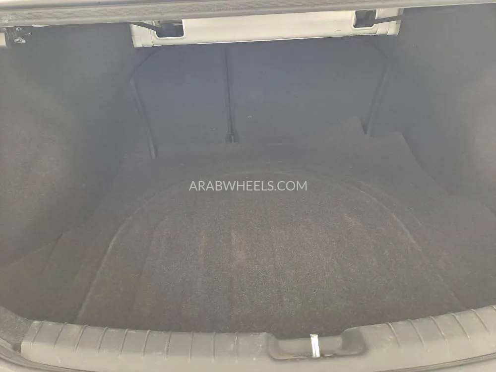 Hyundai Elantra 2017 for Sale in Sharjah Image-8