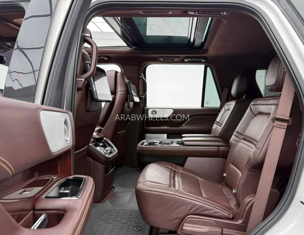 Lincoln Navigator 2018 for Sale in Dubai Image-5