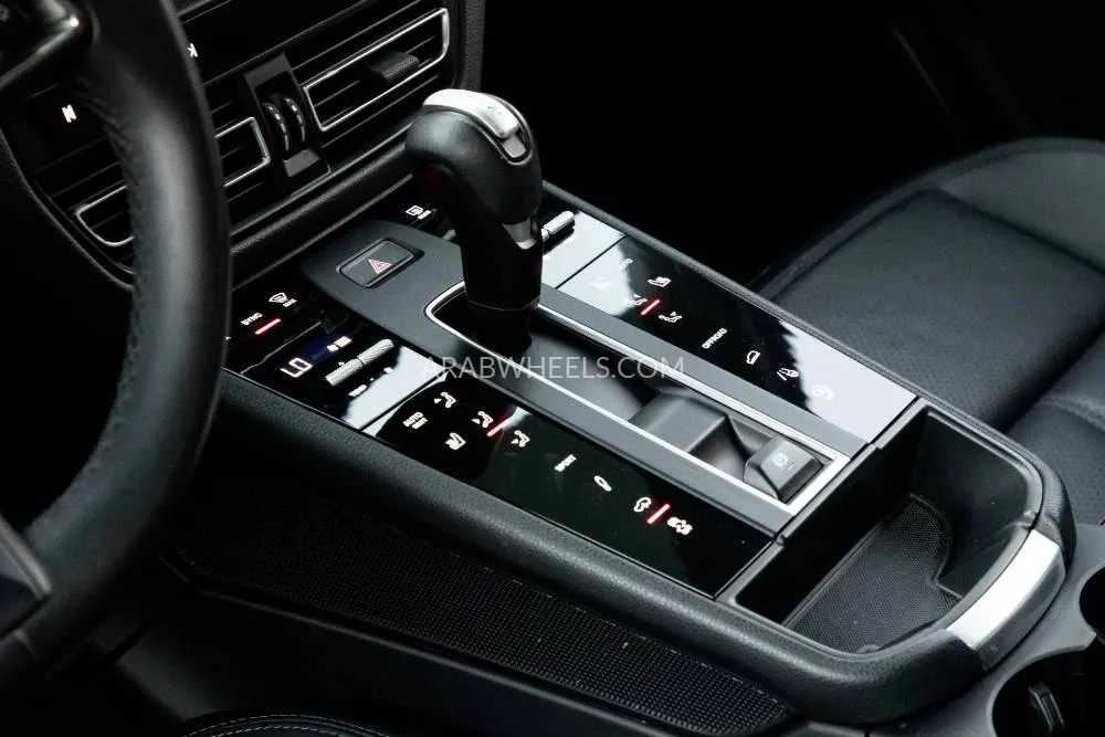 Porsche Macan 2024 for Sale in Dubai Image-10