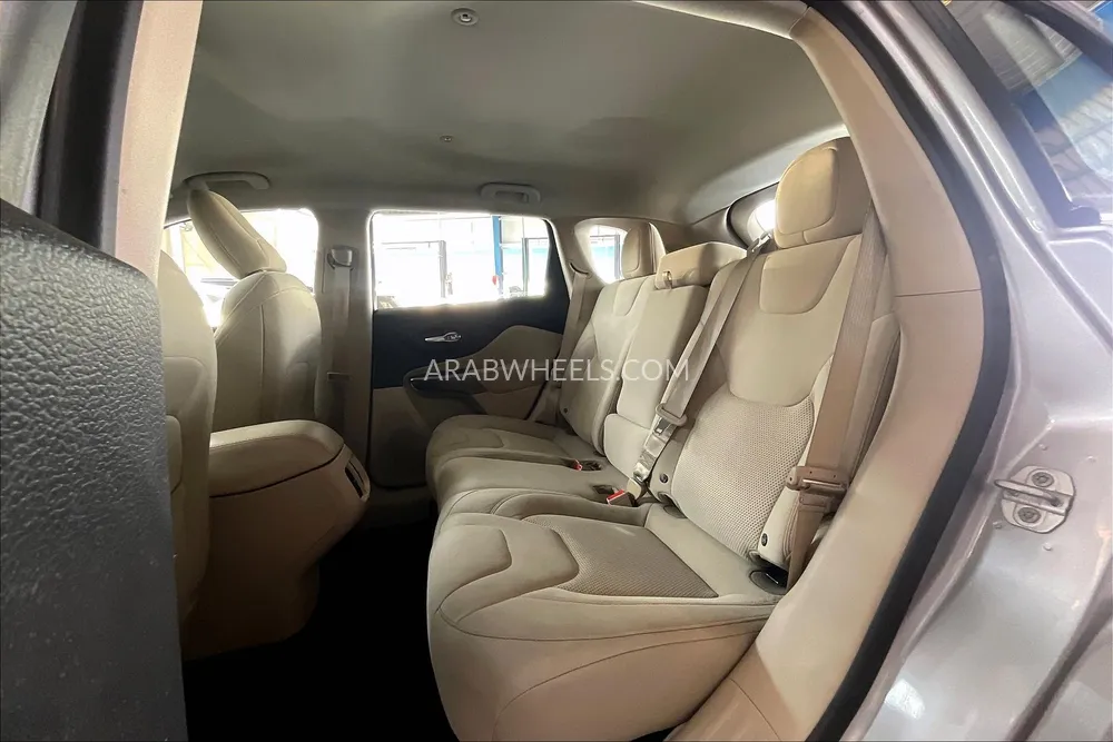 Jeep Cherokee 2020 for Sale in Sharjah Image-14