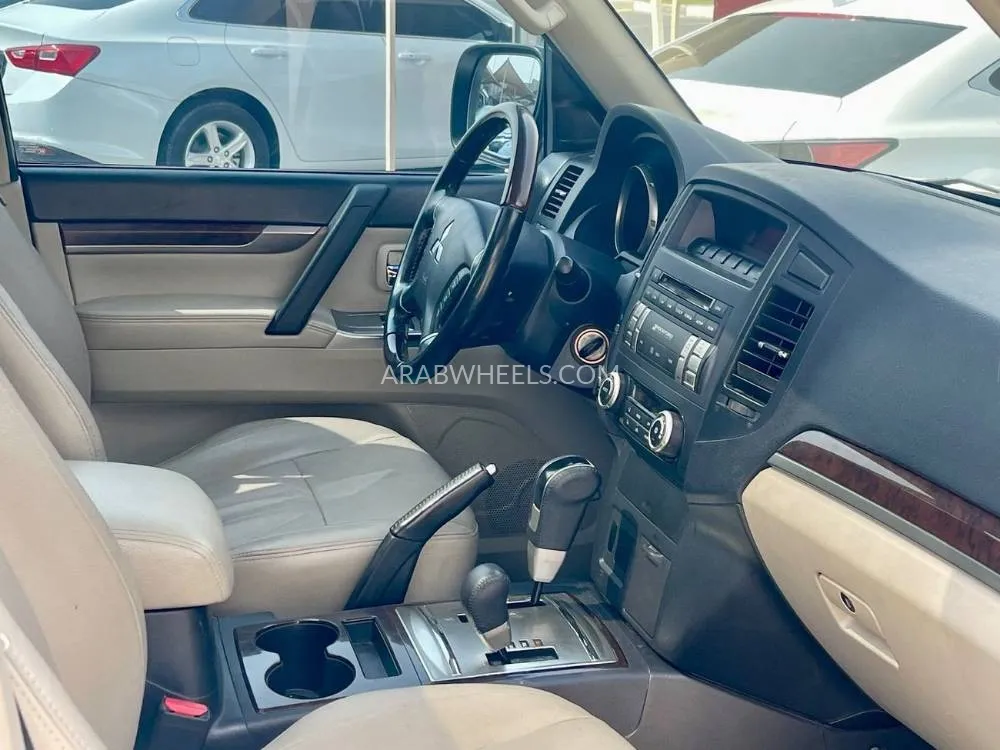 Mitsubishi Pajero 2014 for Sale in Sharjah Image-6