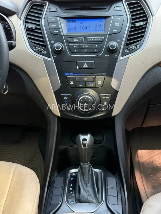Hyundai Grand Santa Fe 2015 for Sale in Dubai Image-19