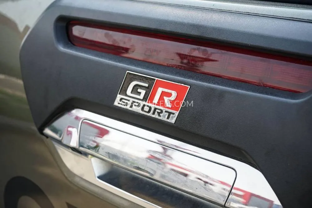 Toyota Hilux 2023 for Sale in Dubai Image-9