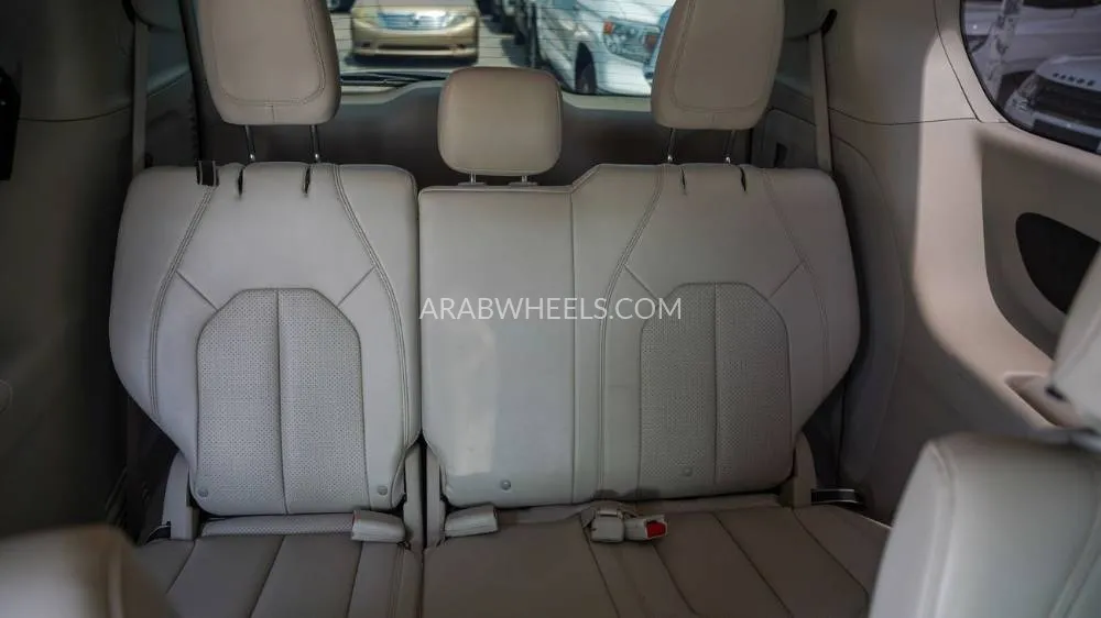 Chrysler Grand Voyager 2023 for Sale in Sharjah Image-9