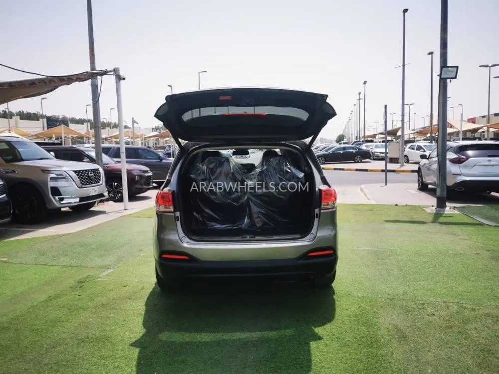 Kia Sorento 2018 for Sale in Sharjah Image-10