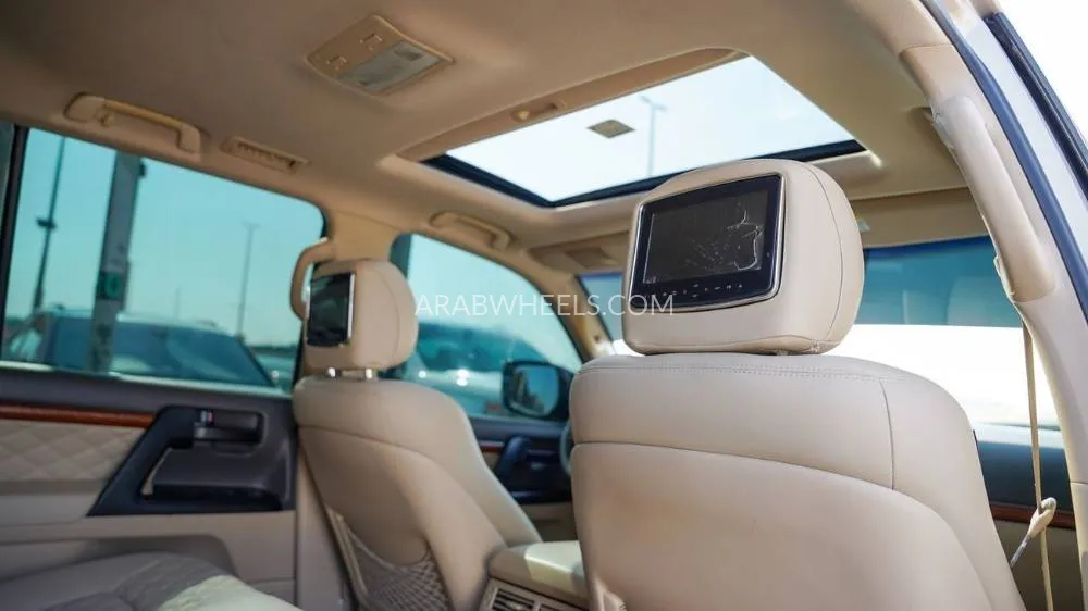Toyota Land Cruiser 2015 for Sale in Sharjah Image-10