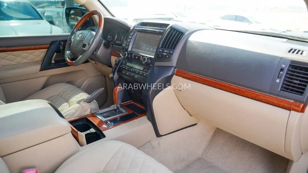 Toyota Land Cruiser 2015 for Sale in Sharjah Image-11