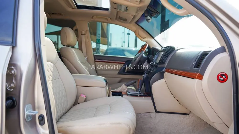 Toyota Land Cruiser 2015 for Sale in Sharjah Image-12