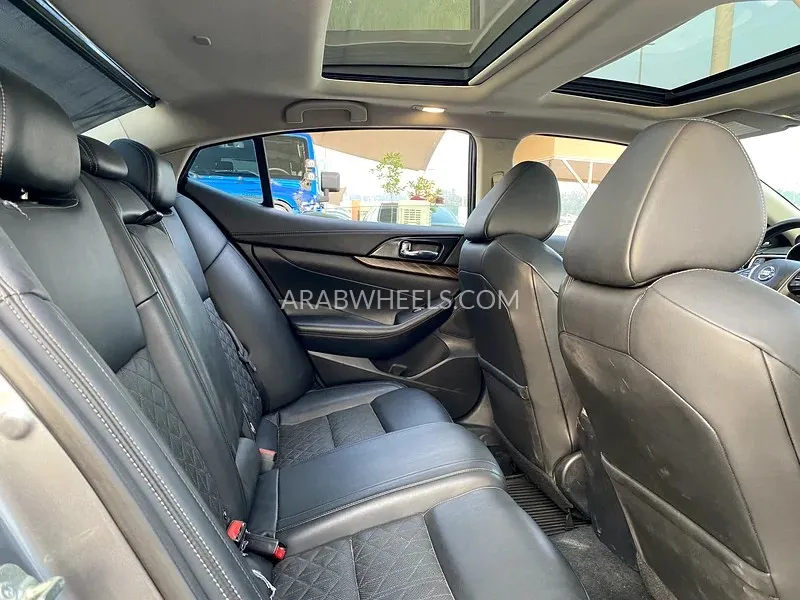 Nissan Maxima 2017 for Sale in Sharjah Image-2