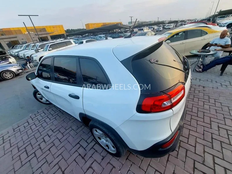 جيب شيروكي 2017 for Sale in الشارقة Image-10
