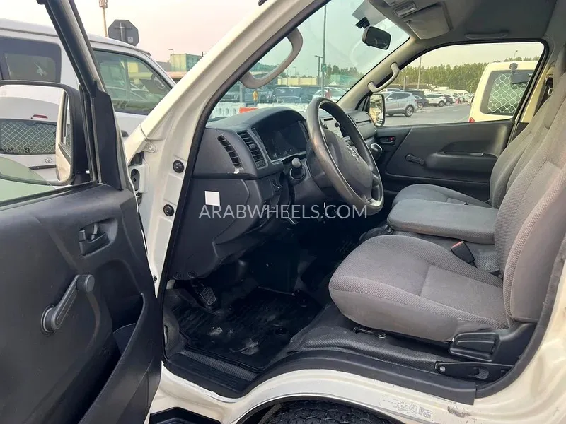 Toyota Hiace 2018 for Sale in Sharjah Image-8