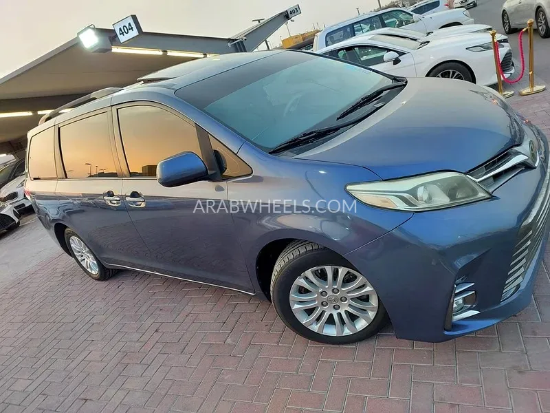 Toyota Sienna 2014 for Sale in Sharjah Image-2