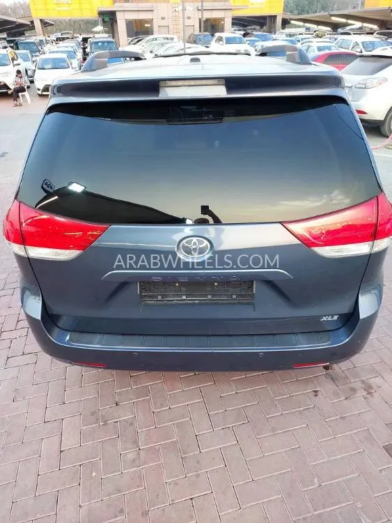 Toyota Sienna 2014 for Sale in Sharjah Image-7