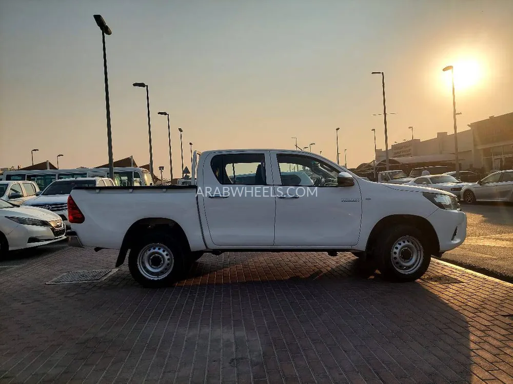 Toyota Hilux 2017 for Sale in Sharjah Image-4