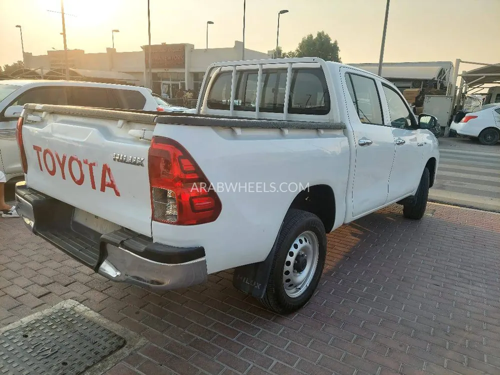 Toyota Hilux 2017 for Sale in Sharjah Image-2