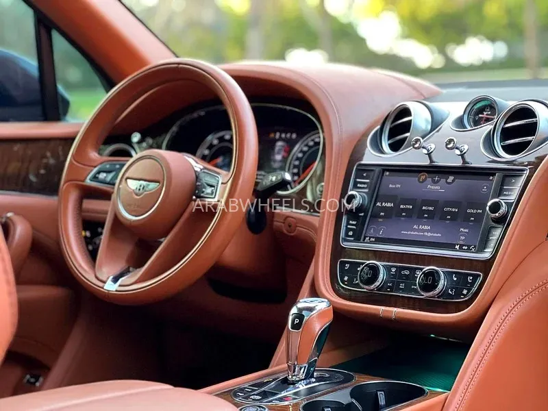 بينتلي بينتايجا 2018 for Sale in الشارقة Image-14