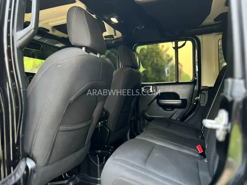 Jeep Wrangler 2018 for Sale in Sharjah Image-10