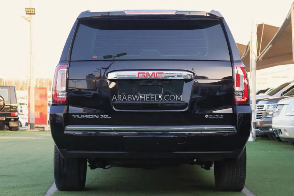 GMC Yukon 2017 for Sale in Sharjah Image-10