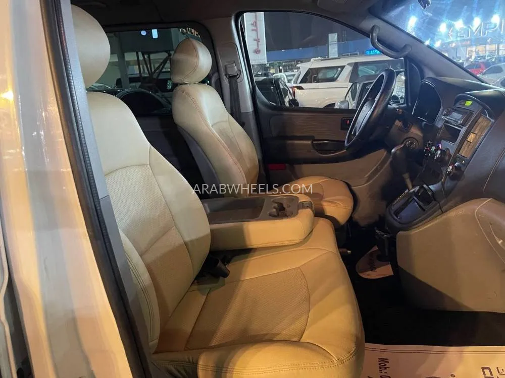 Hyundai H-1 Starex 2014 for Sale in Ajman Image-11