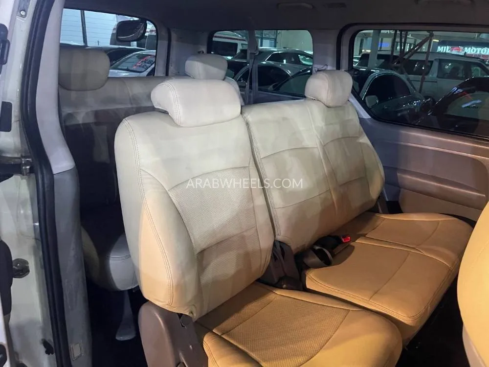 Hyundai H-1 Starex 2014 for Sale in Ajman Image-12