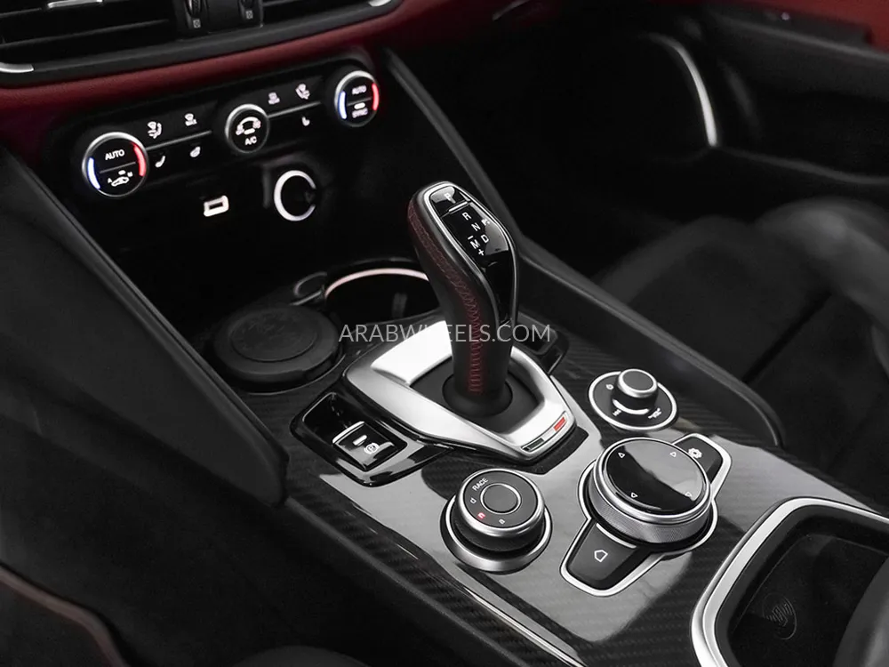 Alfa Romeo Giulia 2020 for Sale in Dubai Image-9