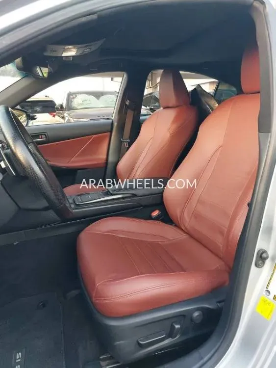 لكزس IS 2021 for Sale in الشارقة Image-6
