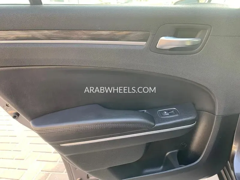 كرايسلر 300 2018 for Sale in دبي Image-10