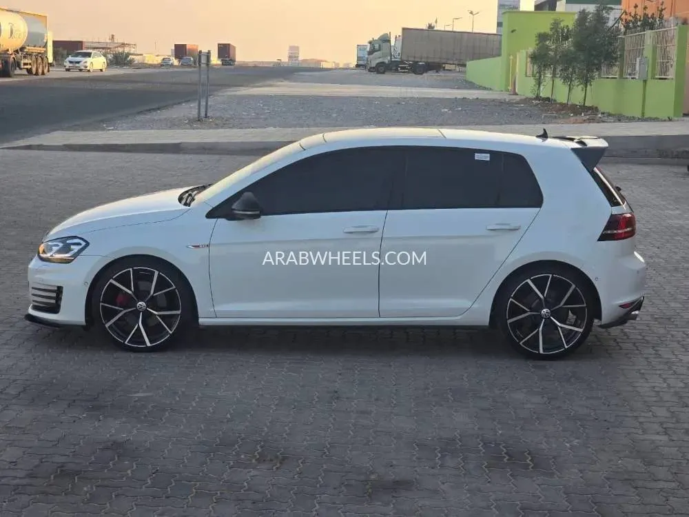  فولكس واجن جولف 2015 for Sale in أم القيوين Image-11