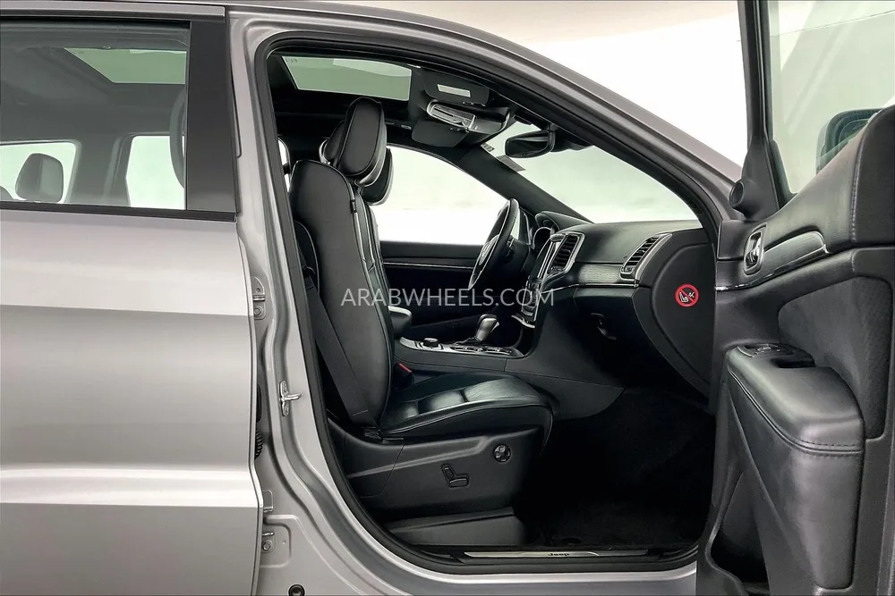 Jeep Grand Cherokee 2018 for Sale in Sharjah Image-13