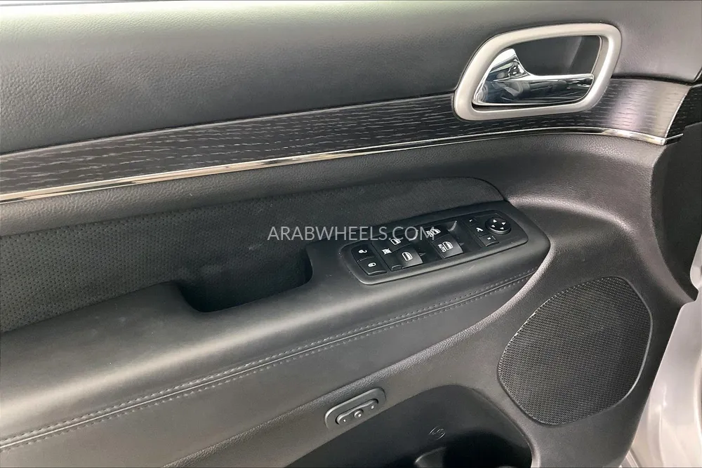 Jeep Grand Cherokee 2018 for Sale in Sharjah Image-32