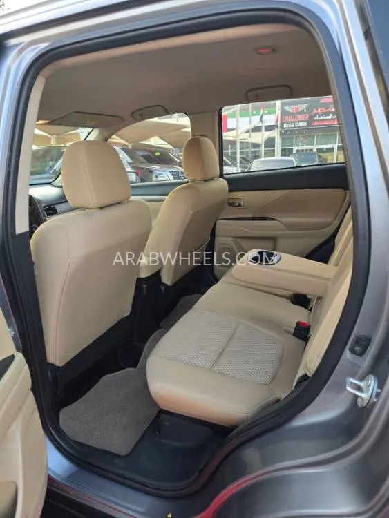 Mitsubishi Outlander 2016 for Sale in Sharjah Image-3