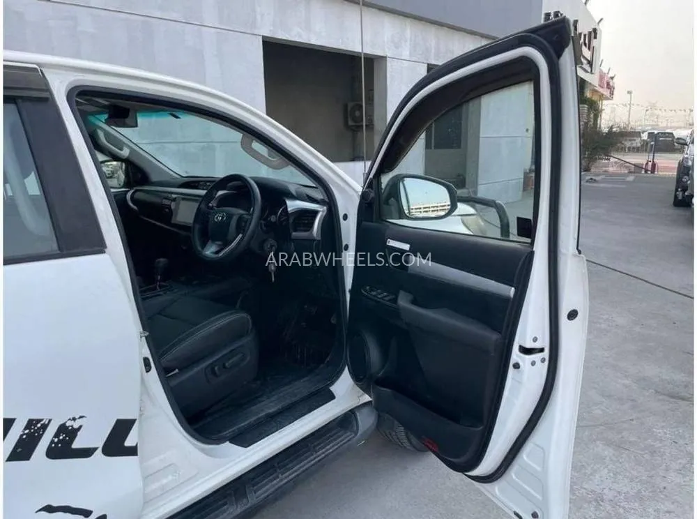 Toyota Hilux 2019 for Sale in Dubai Image-6